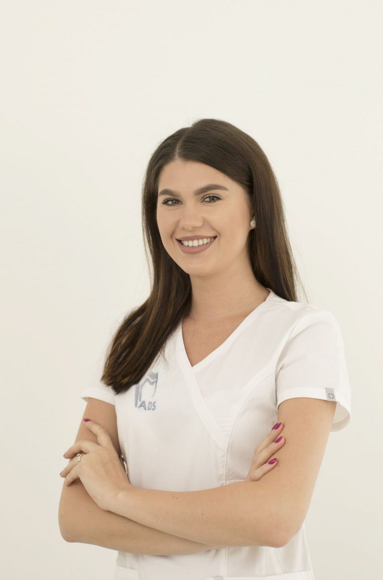 Dr. Parvu Andreea medic dentist 768x1163